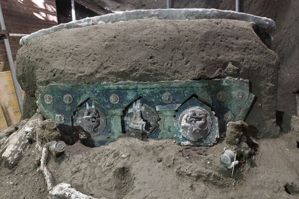 تظهر الصورة التي قدمتها الحديقة الأثرية في بومبي، يوم 27 فبراير، تفاصيل عربة رومانية كبيرة بأربع عجلات، كانت تستخدم في المراسم الاحتفالية والمناسبات، والتي تم اكتشافها بالقرب من حديقة بومبي الأثرية - سبوتنيك عربي