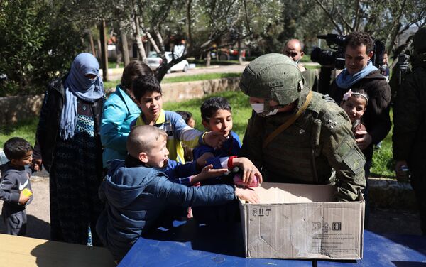وحدات الجيش الروسي يقدم مساعدات إنسانية لمئات العائلات المهجرة في رساس، جنوبي سوريا، 1 مارس 2021 - سبوتنيك عربي