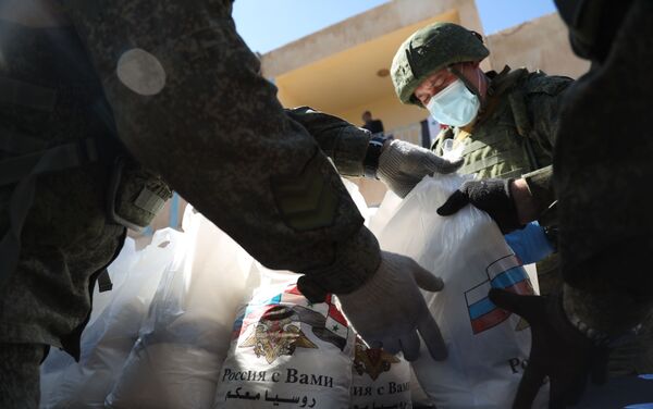 وحدات الجيش الروسي يقدم مساعدات إنسانية لمئات العائلات المهجرة في رساس، جنوبي سوريا، 1 مارس 2021 - سبوتنيك عربي