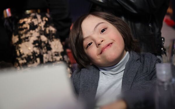 أطفال مصابين بـ متلازمة داون يقدمون عرضا للأزياء في دمشق، سوريا مارس 2021 - سبوتنيك عربي