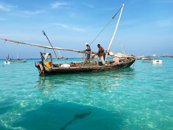 صيادون على متن قارب قبالة جزيرة زنجبار، تنزانيا 18 فبراير 2021 - سبوتنيك عربي