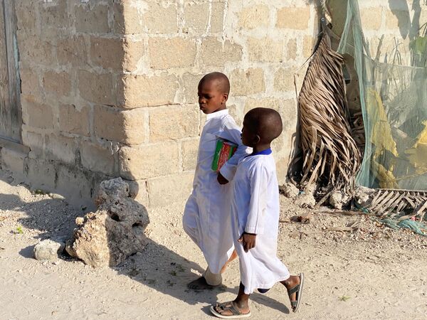 أطفال في أحد أحياء جزيرة زنجبار، تنزانيا 18 فبراير 2021 - سبوتنيك عربي