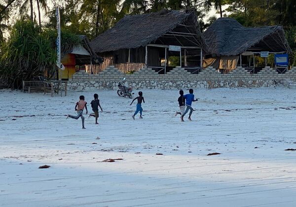 أطفال في أحد أحياء الصيادين في جزيرة زنجبار، تنزانيا 18 فبراير 2021 - سبوتنيك عربي