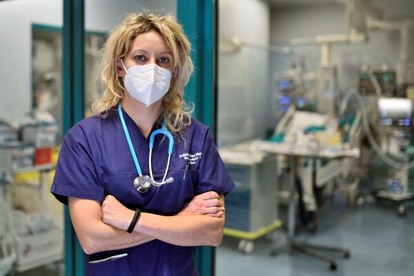 أناليزا مالارا، الطبيبة التي شخّصت أول مريض إيطالي بـ كوفيد -19، في مستشفى سان ماتيو في بافيا، إيطاليا، 18 فبراير 2021 - سبوتنيك عربي