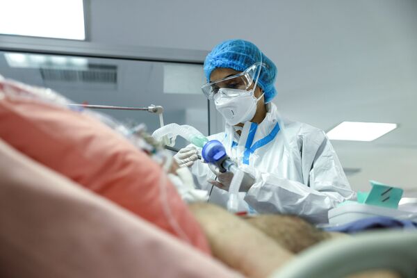 ممرضة تتفقد حالة مريض كوفيد -19في وحدة العناية المركزة في مستشفى سوتيريا، وسط جائحة فيروس كورونا في أثينا، اليونان، 24 فبراير 2021 - سبوتنيك عربي