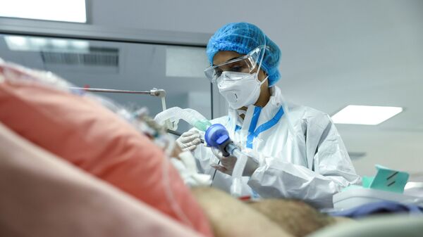 ممرضة تتفقد حالة مريض كوفيد -19في وحدة العناية المركزة في مستشفى سوتيريا، وسط جائحة فيروس كورونا في أثينا، اليونان، 24 فبراير 2021 - سبوتنيك عربي