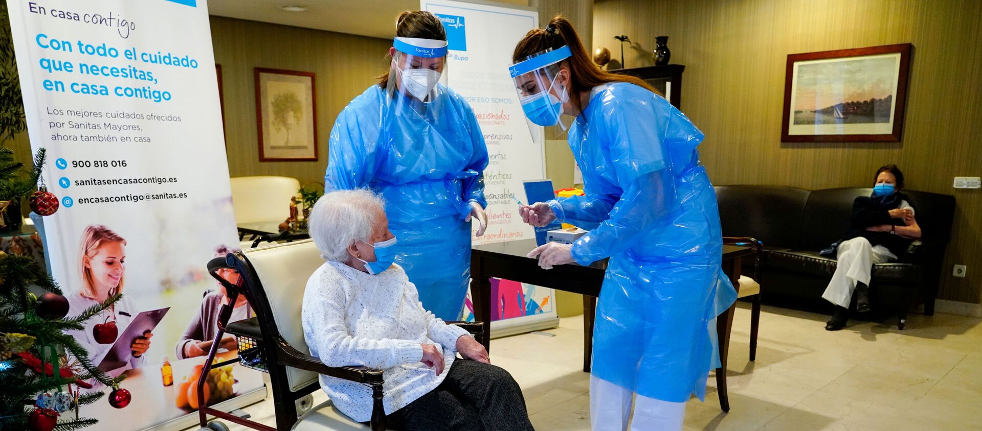 موظفة في دار المسنين إل فيسو تتحدث مع أماليا غونزاليس، 96 عاماً، قبل حقنها بجرعة من لقاح فايزر ضد كوفيد-19 في مدريد، إسبانيا، 7 يناير 2021. - سبوتنيك عربي, 1920, 25.07.2021
