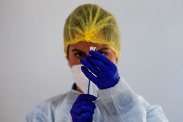موظف في الرعاية الصحية يحضر جرعة من لقاح فايزر ضد فيروس كورونا (كوفيد-19) خلال إطلاق حملة واسعة النطاق للتطعيم باللقاح في روندا، إسبانيا، 11 فبراير 2021 - سبوتنيك عربي