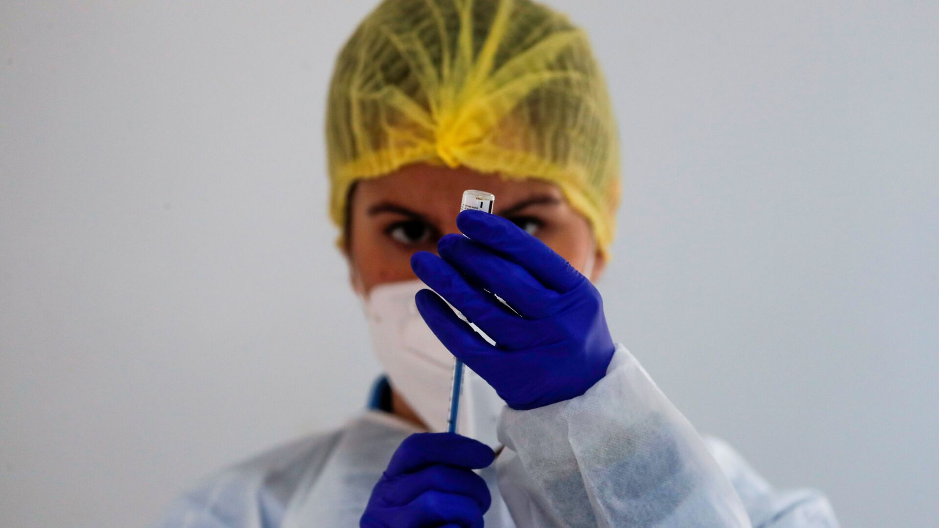 موظف في الرعاية الصحية يحضر جرعة من لقاح فايزر ضد فيروس كورونا (كوفيد-19) خلال إطلاق حملة واسعة النطاق للتطعيم باللقاح في روندا، إسبانيا، 11 فبراير 2021 - سبوتنيك عربي, 1920, 31.07.2021