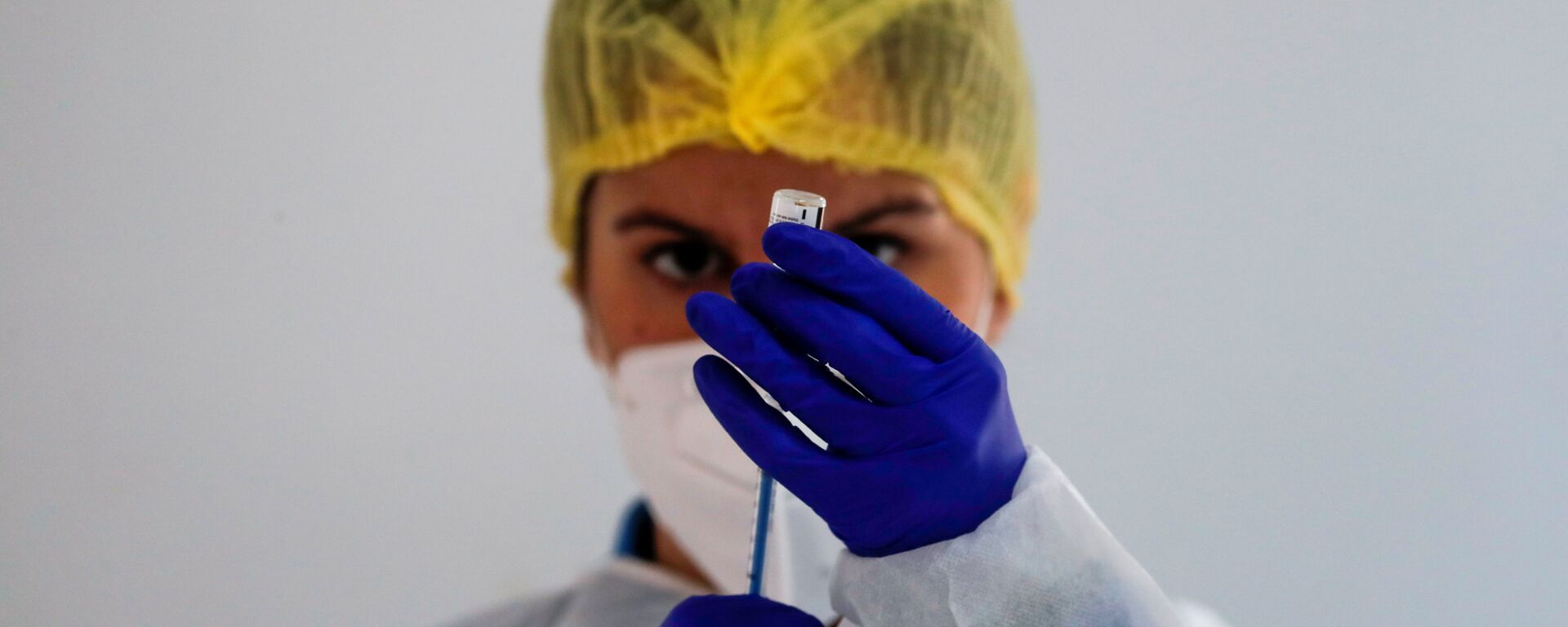 موظف في الرعاية الصحية يحضر جرعة من لقاح فايزر ضد فيروس كورونا (كوفيد-19) خلال إطلاق حملة واسعة النطاق للتطعيم باللقاح في روندا، إسبانيا، 11 فبراير 2021 - سبوتنيك عربي, 1920, 16.03.2021