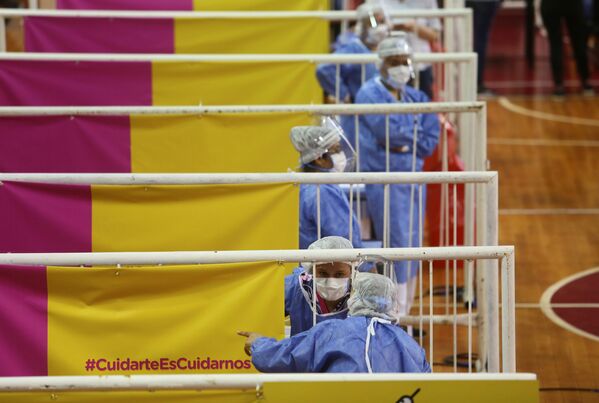 عمال الرعاية الصحية ينتظرون تسليم جرعات من لقاح سبوتنيك V الروسي ضد مرض فيروس كورونا (كوفيد-19) في ملعب لكرة السلة في ملعب ريفر بليت، في بوينس آيرس، الأرجنتين في 3 فبراير 2021 - سبوتنيك عربي
