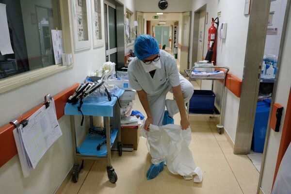 تستعد الممرضة إيناس لوبيز لدخول غرفة مريض كوفيد-19 في مستشفى ساو جوزيه، وحدة العناية المركزة أثناء جائحة فيروس كورونا (كوفيد-19) في لشبونة، البرتغال، 19 فبراير 2021 - سبوتنيك عربي