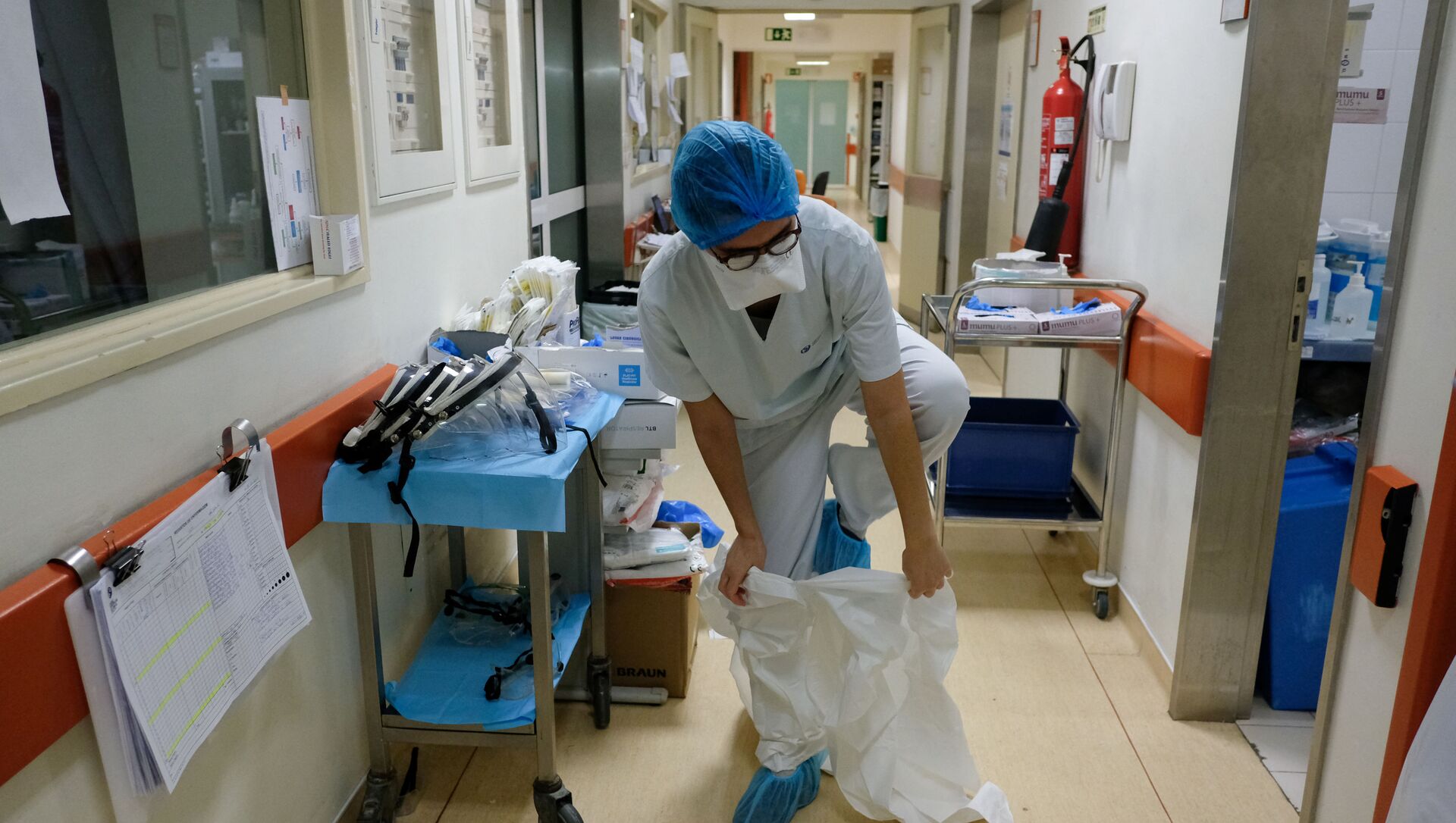 تستعد الممرضة إيناس لوبيز لدخول غرفة مريض كوفيد-19 في مستشفى ساو جوزيه، وحدة العناية المركزة أثناء جائحة فيروس كورونا (كوفيد-19) في لشبونة، البرتغال، 19 فبراير 2021 - سبوتنيك عربي, 1920, 29.07.2021
