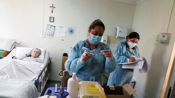 يستعد العاملون في الرعاية الصحية لإعطاء جرعة من لقاح سينوفاك ضد فيروس كورونا (كوفيد-19)، حيث تبدأ تشيلي في تطعيم كبار السن الذين يعيشون في دور رعاية المسنين في سانتياغو، تشيلي، 4 فبراير 2021 - سبوتنيك عربي