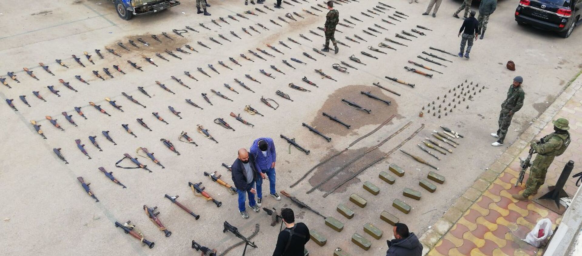 الأجهزة الأمنية السورية تضبط كميات كبيرة من الأسلحة في عدة قرى وبلدات بريف درعا الغربي، جنوبي سوريا 3 مارس 2021 - سبوتنيك عربي, 1920, 03.03.2021