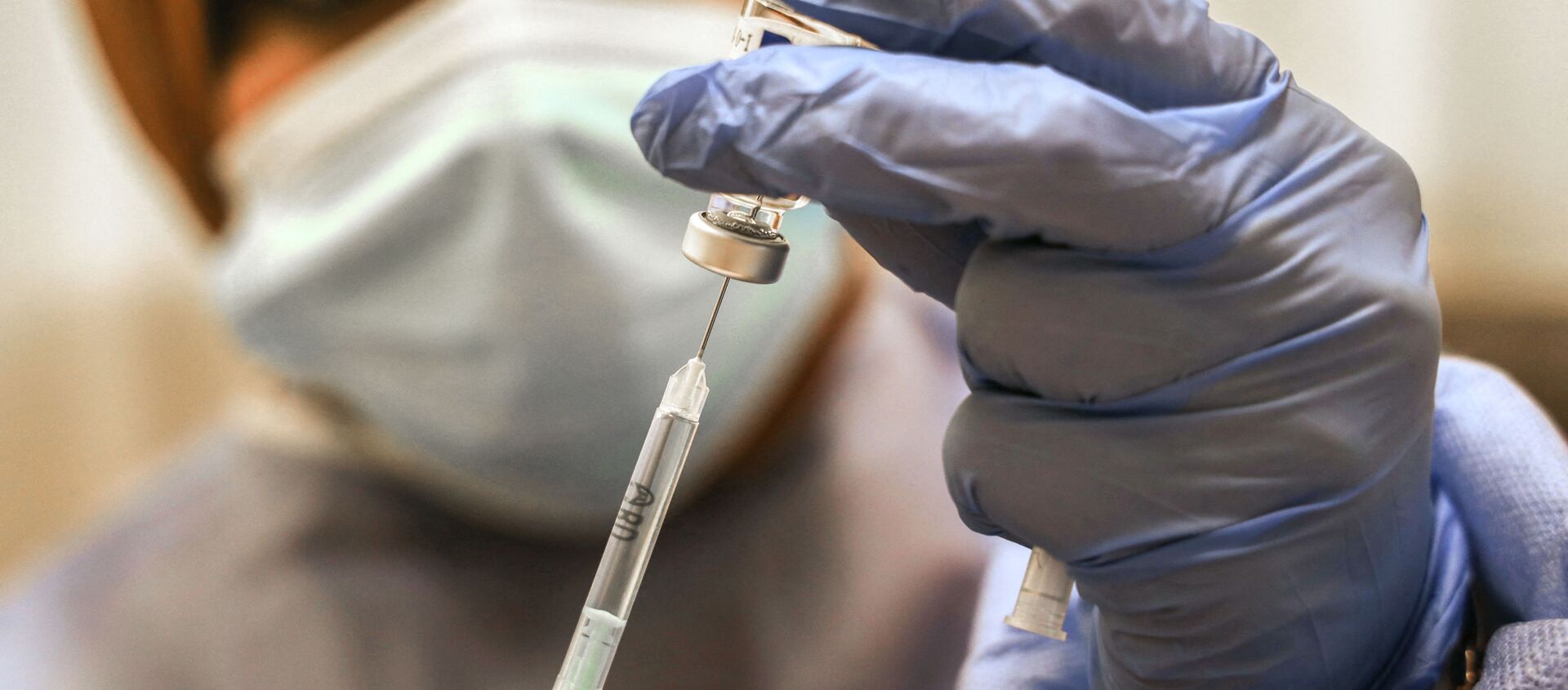 التطعيم بلقاح سبوتنيك V الروسي ضد فيروس كورونا (كوفيد-19)، مدينة غزة، قطاع غزة، فلسطين، 25 فبراير 2021 - سبوتنيك عربي, 1920, 09.03.2021