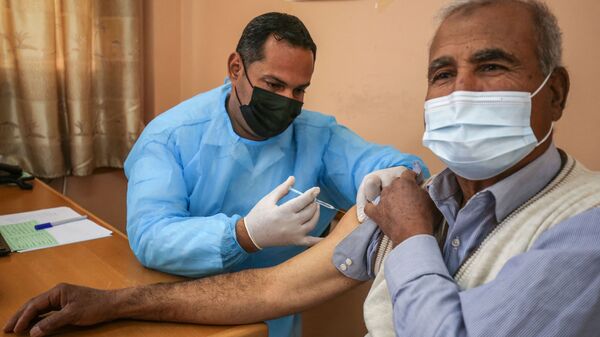 التطعيم بلقاح سبوتنيك V الروسي ضد فيروس كورونا (كوفيد-19)، مدينة غزة، قطاع غزة، فلسطين، 3 مارس 2021 - سبوتنيك عربي