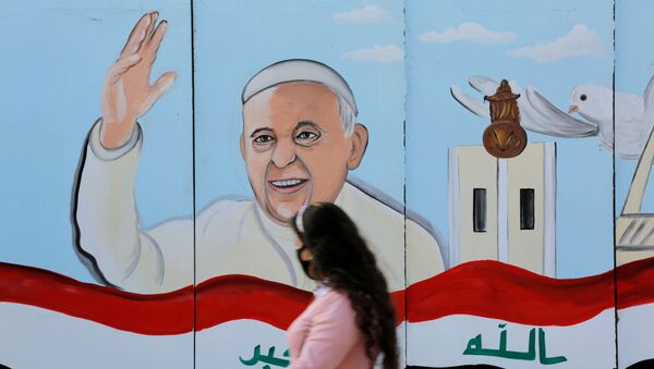 صورة البابا فرنسيس على حائط كنيسة قبيل زيارته بغداد - سبوتنيك عربي
