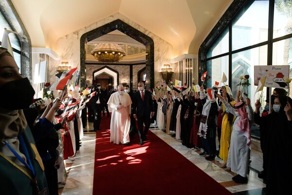 مراسم استقبال البابا فرانسيس بحضور رئيس وزراء العراق مصطفي الكاظمي في بغداد، العراق 5 مارس 2021 - سبوتنيك عربي