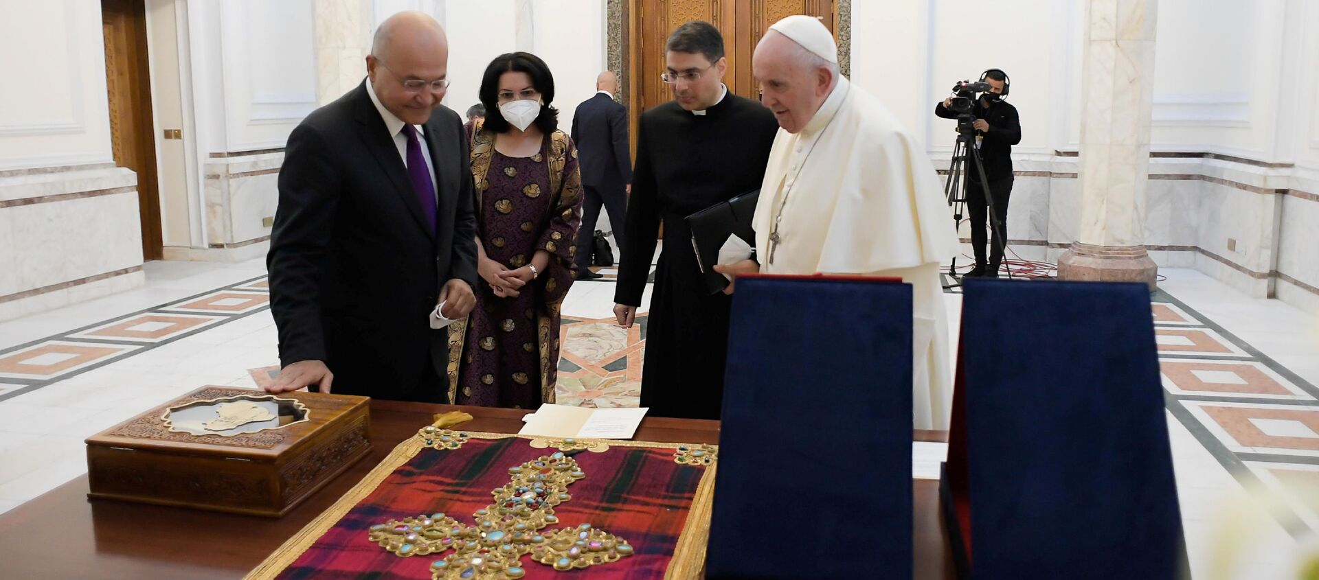  الرئيس العراقي برهم صالح مع البابا فرانسيس في القصر الرئاسي في بغداد، العراق 5 مارس 2021 - سبوتنيك عربي, 1920, 06.03.2021