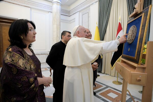  الرئيس العراقي برهم صالح مع البابا فرانسيس في القصر الرئاسي في بغداد، العراق 5 مارس 2021 - سبوتنيك عربي