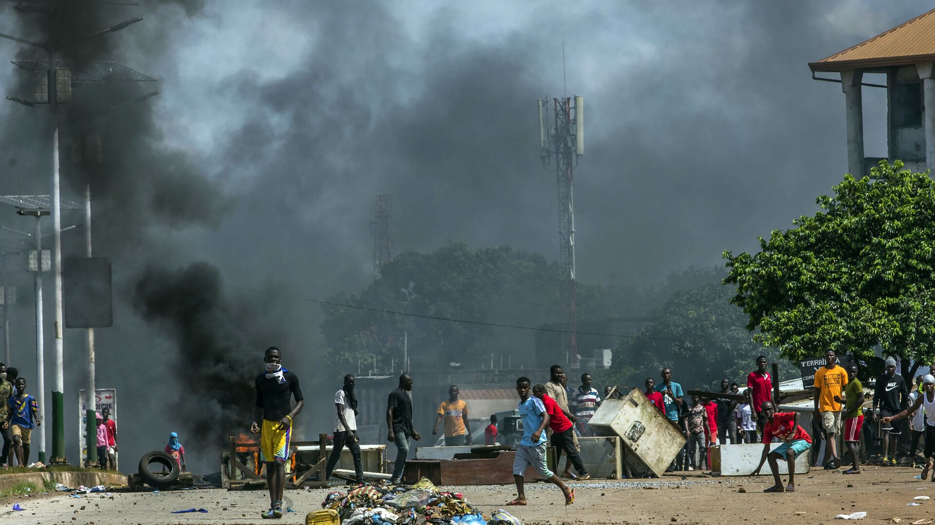 أدخنة في خلفية اشتباكات بين مناصرين ومعارضة في غينيا أكتوبر 2020 - سبوتنيك عربي, 1920, 11.03.2021