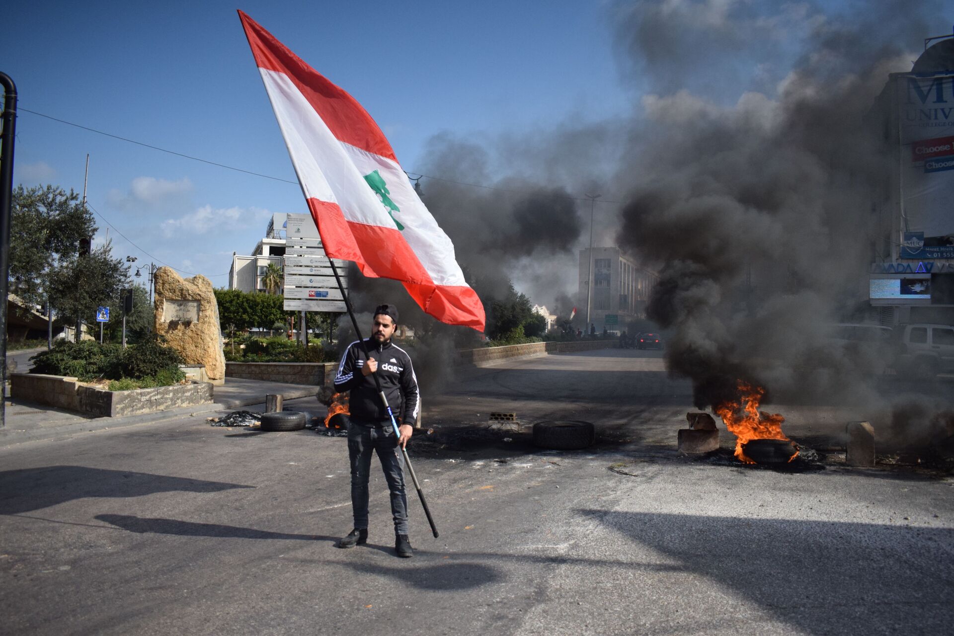 إثنين الغضب.. احتجاجات وقطع طرق في مختلف المناطق اللبنانية... فيديو وصور  - سبوتنيك عربي, 1920, 08.03.2021