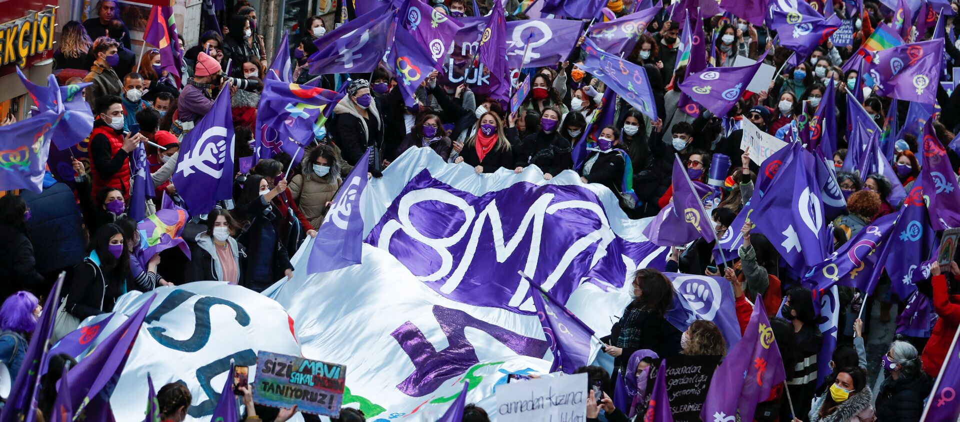 ألف امرأة في إسطنبول يقودن مظاهرة احتجاجا على قتل النساء خلال الاحتفال باليوم العالمي للمرأة  - سبوتنيك عربي, 1920, 08.03.2021