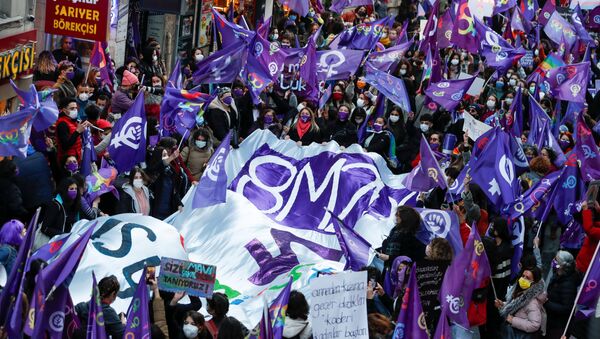 ألف امرأة في إسطنبول يقودن مظاهرة احتجاجا على قتل النساء خلال الاحتفال باليوم العالمي للمرأة  - سبوتنيك عربي