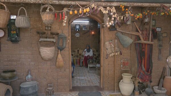 مسنة فلسطينية تحتفظ بكوخ من الطين يحوي مقتنيات تراثية - سبوتنيك عربي