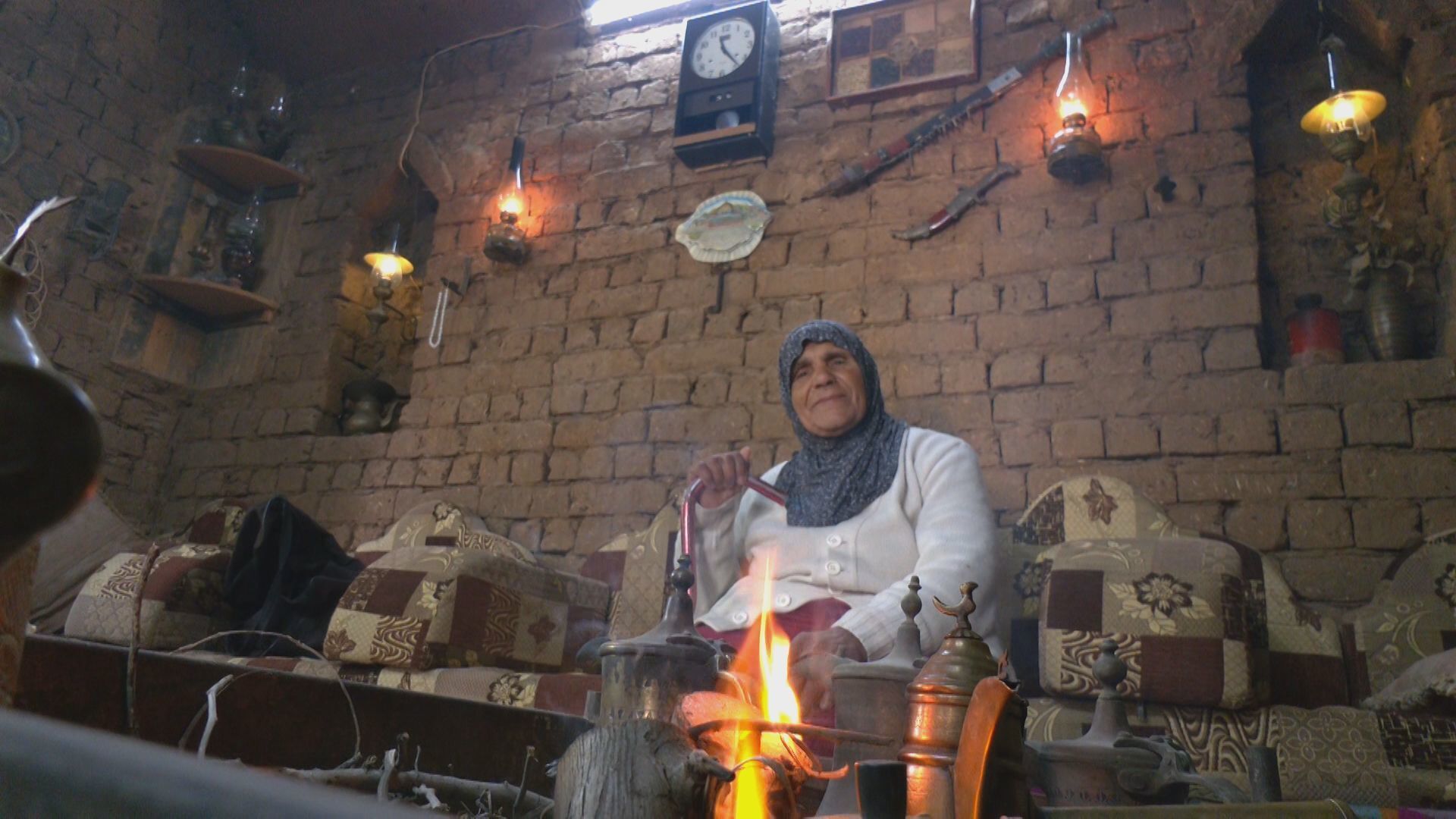 مسنة فلسطينية تحتفظ بكوخ من الطين يحوي مقتنيات تراثية...فيديو وصور - سبوتنيك عربي, 1920, 09.03.2021