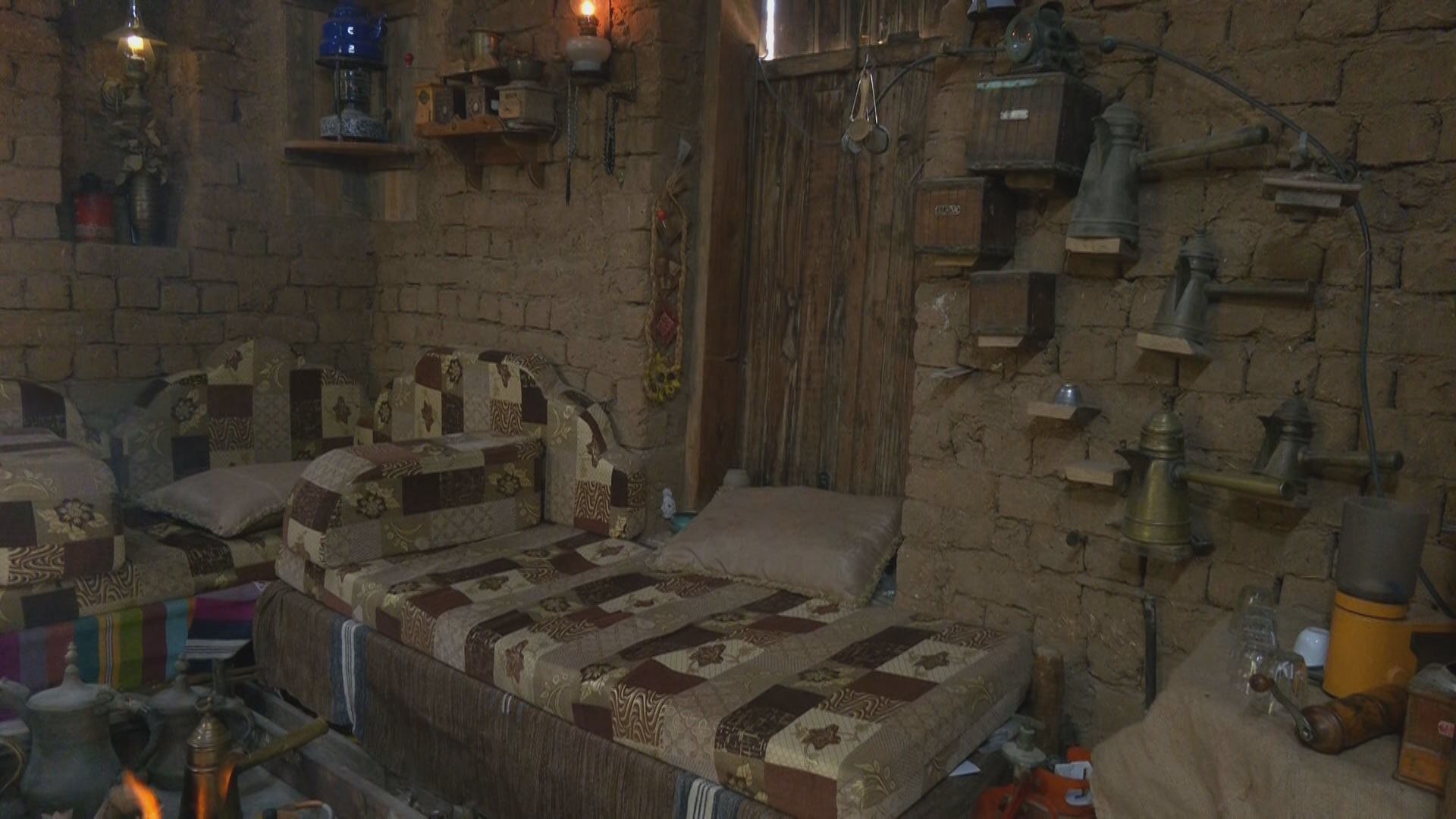 مسنة فلسطينية تحتفظ بكوخ من الطين يحوي مقتنيات تراثية...فيديو وصور - سبوتنيك عربي, 1920, 09.03.2021