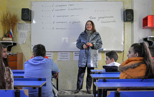 معلمة اللغة الروسية في سوريا  - سبوتنيك عربي