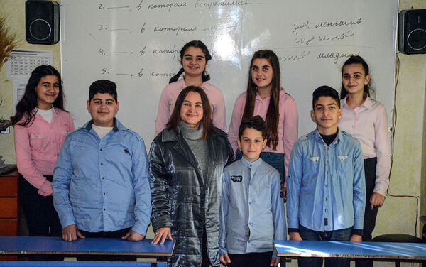 المعلمة الروسية مع الأطفال في سوريا لتعلم اللغة الروسية - سبوتنيك عربي