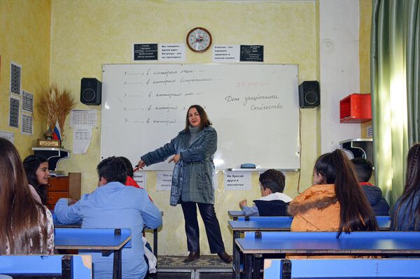 المعلمة الروسية مع الأطفال في سوريا لتعلم اللغة الروسية - سبوتنيك عربي