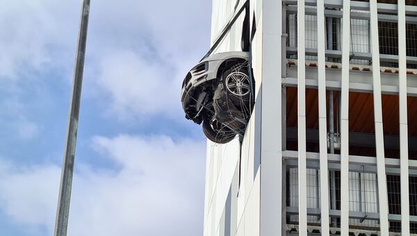 سيارة بورش تصطدم بحائط في موقف السيارات في موسكو - سبوتنيك عربي