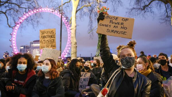 احتجاج في لندن على ممارسات الشرطة بعد مقتل في أعقاب مقتل سارة إيفرارد  - سبوتنيك عربي