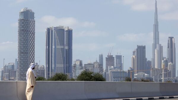 حاكم دبي، الشيخ محمد بن راشد آل مكتوم، يشاهد المرحلة السادسة من جولة الإمارات للدراجات من جزر ديرة دبي إلى دبي - نخلة جميرا، 26 فبراير/ شباط 2021 - سبوتنيك عربي
