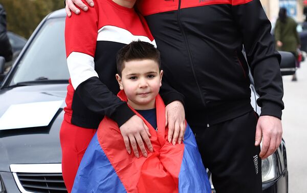 ديفيد بتروسيان البالغ من العمر 5 سنوات مع والديه - سبوتنيك عربي