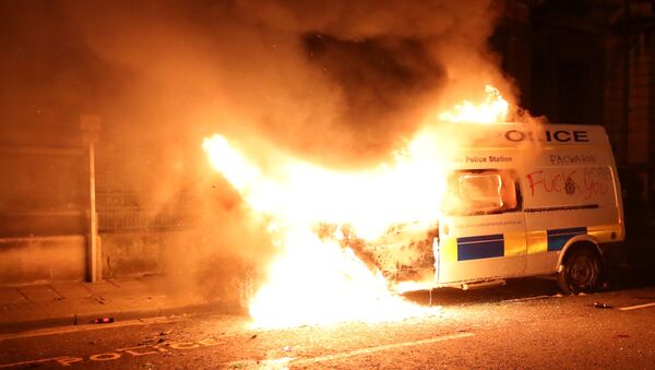 إشعال النار في سيارة للشرطة في مدينة بريستول في إنجلترا - سبوتنيك عربي