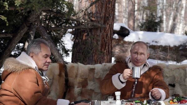 الرئيس الروسي فلاديمير بوتين، يحتسي الشاي رفقة وزير الدفاع سيرغي شويغو، في غابات التايغا - سبوتنيك عربي