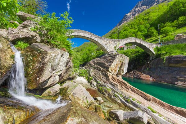 جسر حجري فوق نهر وشلال في بونتي دي سالتي، سويسرا - سبوتنيك عربي