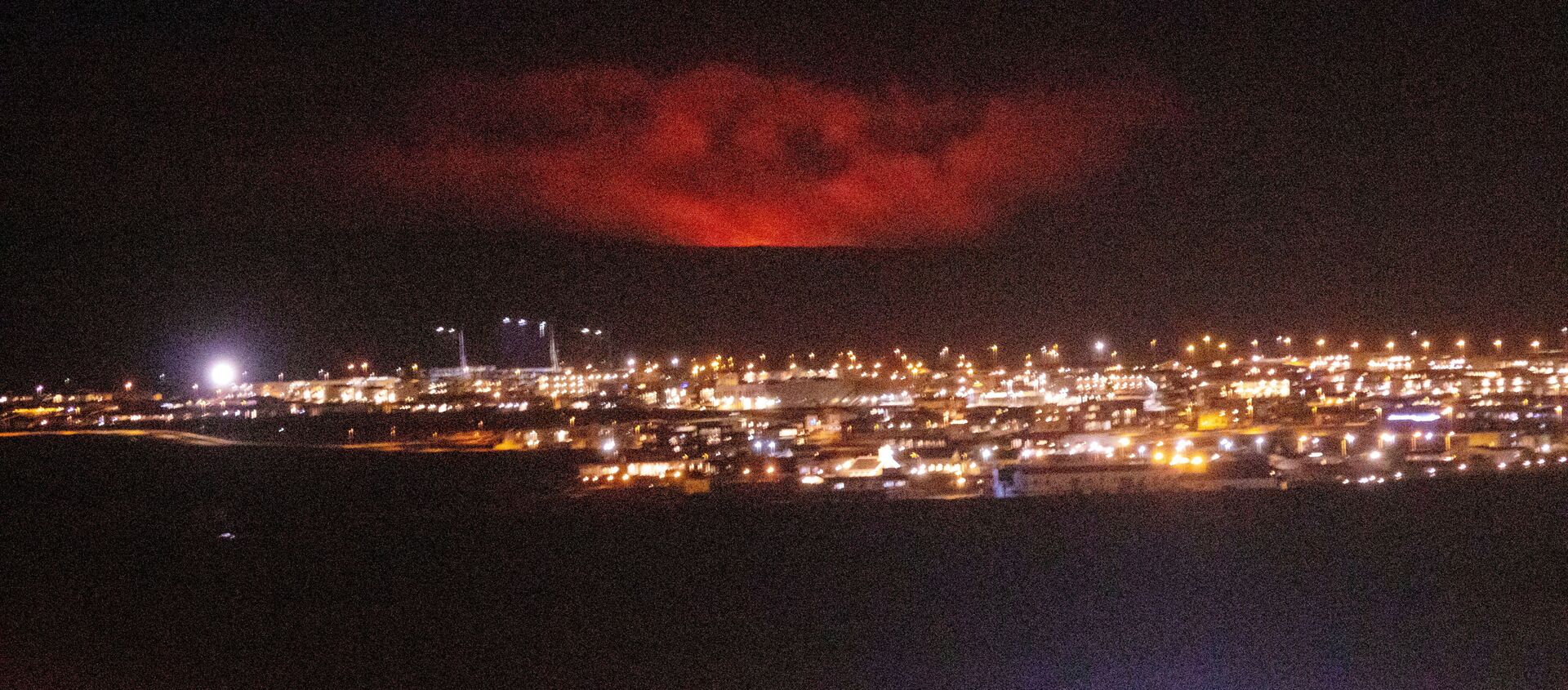 ثوران بركان فاغرادالسفيال في شبه جزيرة ريكيانيس جنوب غربي أيسلندا، 20 مارس 2021 - سبوتنيك عربي, 1920, 22.05.2021