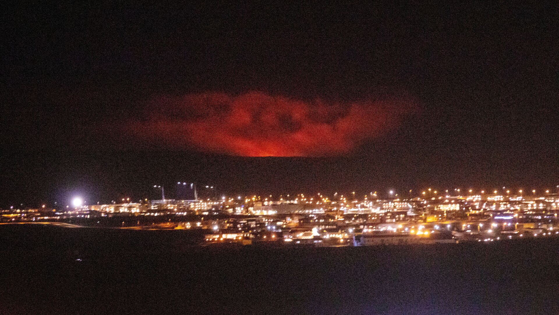 ثوران بركان فاغرادالسفيال في شبه جزيرة ريكيانيس جنوب غربي أيسلندا، 20 مارس 2021 - سبوتنيك عربي, 1920, 22.05.2021