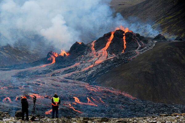 ثوران بركان فاغرادالسفيال في شبه جزيرة ريكيانيس جنوب غربي أيسلندا، 20 مارس 2021 - سبوتنيك عربي