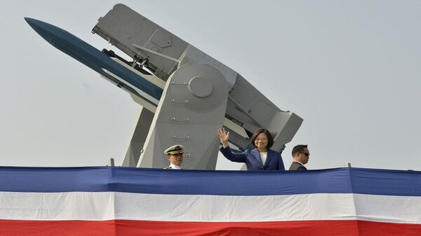 الجيش التايواني... رئيسة تايوان تساي إنغ ون على متن فرقاطة حاملة للصواريخ الموجهة - سبوتنيك عربي