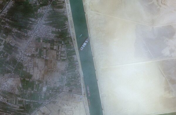  السفينة العملاقة إيفر جيفن في الممر الملاحي الأهم في العالم قناة السويس، مصر 24 مارس 2021 - سبوتنيك عربي