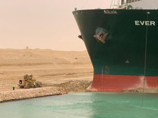  السفينة العملاقة إيفر جيفن في الممر الملاحي الأهم في العالم قناة السويس، مصر 24 مارس 2021 - سبوتنيك عربي