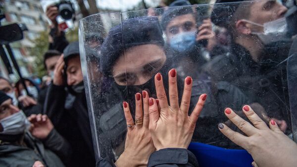نساء تركيات خلال مظاهرة ضد انسحاب تركيا من اتفاقية اسطنبول، وهي اتفاقية دولية تهدف إلى حماية المرأة من العنف، اسطنبول، 20 مارس 2021 - سبوتنيك عربي