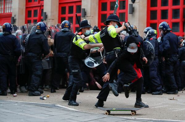 يحاول ضباط الشرطة اعتقال أحد المتظاهرين خلال احتجاج على مشروع قانون الشرطة الجديد المقترح في بريستول، بريطانيا، 21 مارس 2021 - سبوتنيك عربي